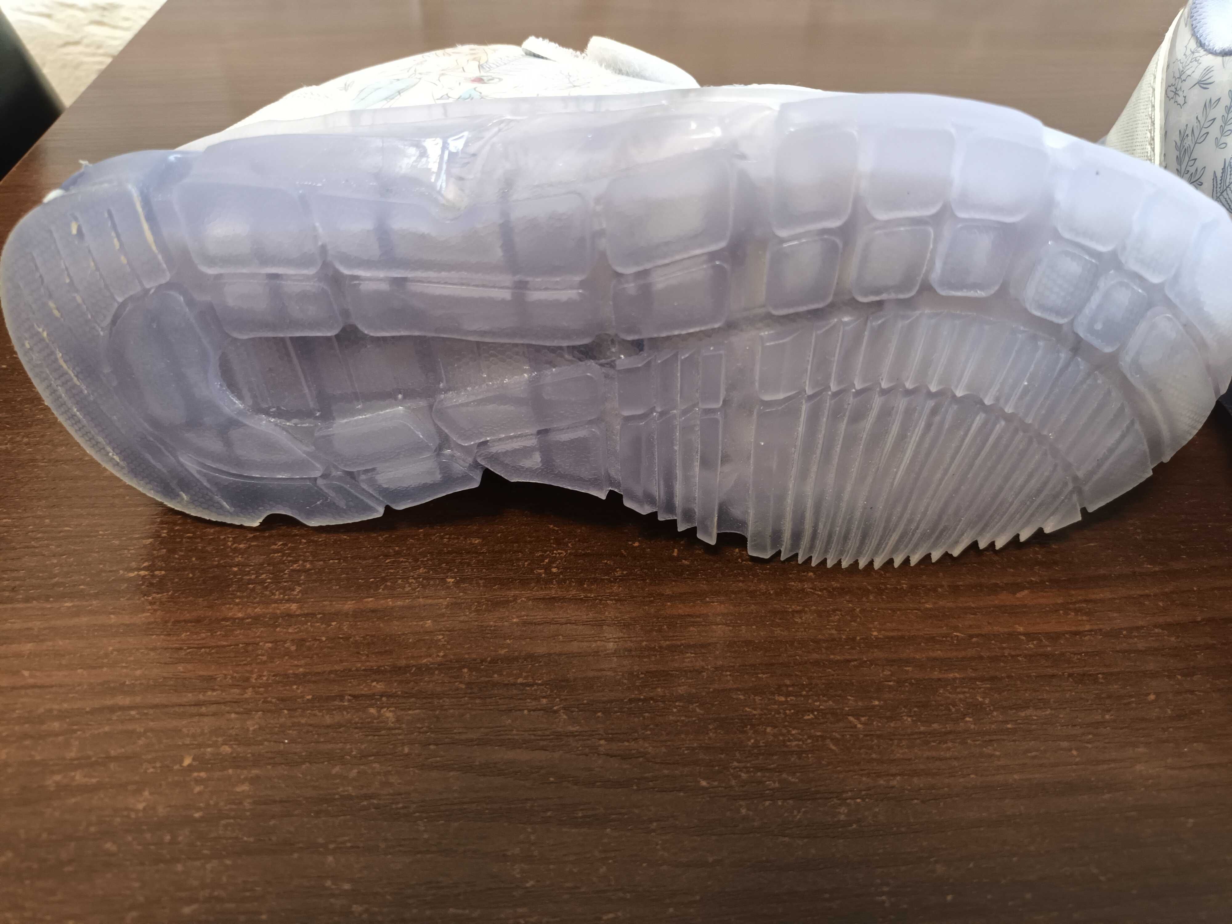 Nowe buty z motywami z bajki Disneya rozm.31