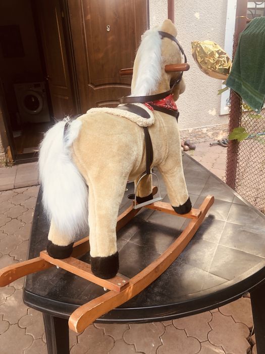 Лошадь- качалка музыкальнавелюровая, для детей 1.0-2.5 года