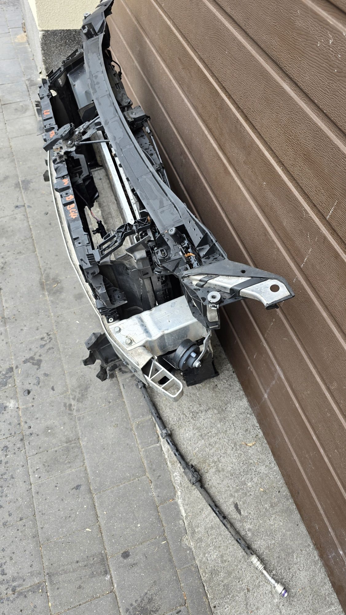 Audi A4 b9 2.0 tfsi Pas przedni wzmocnienie belka chłodnice