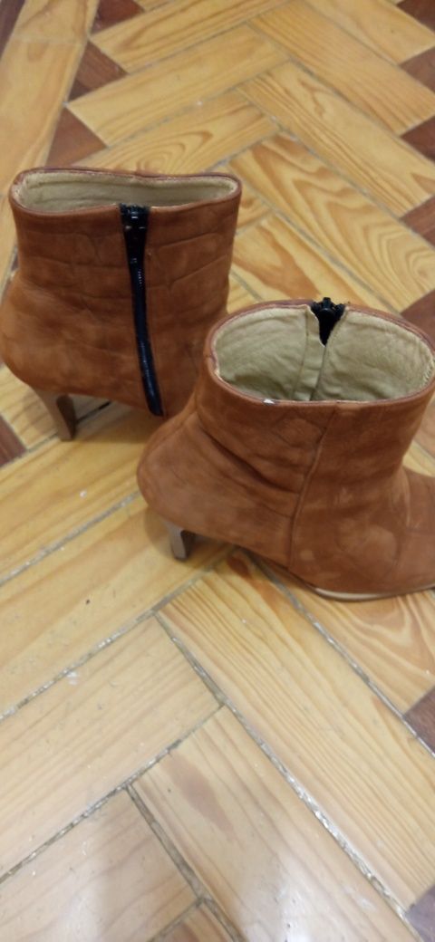 Botas Camel em pele e sola de couro