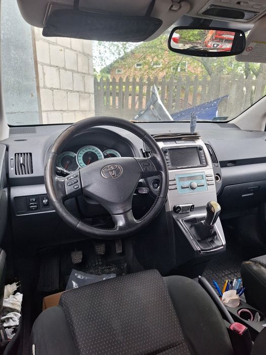 Toyota corolla verso uszkodzona