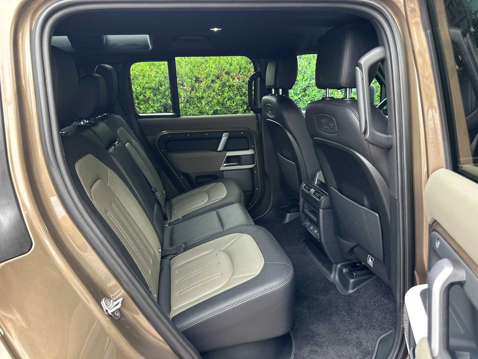 Land Rover Defender D300 X-Dynamic