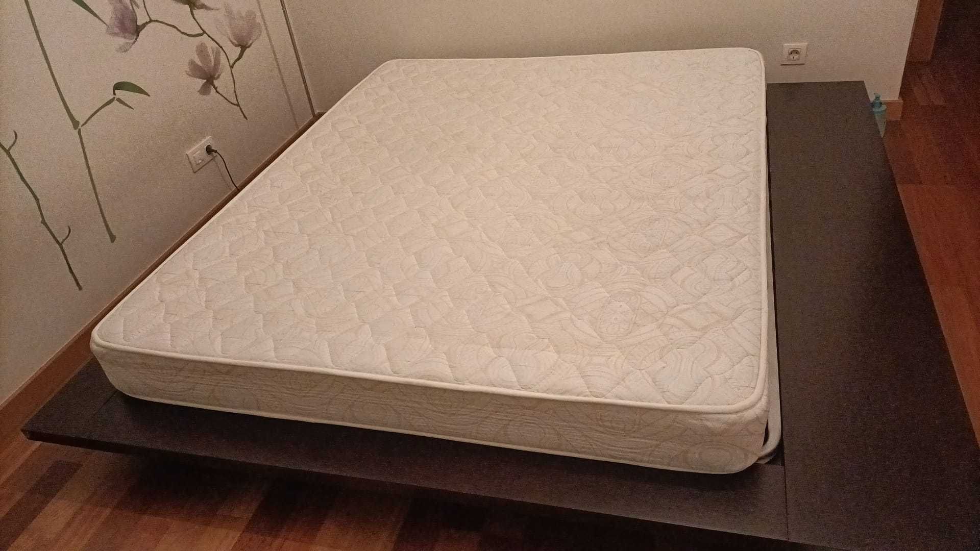 Cama de casal Japonesa com arrumação