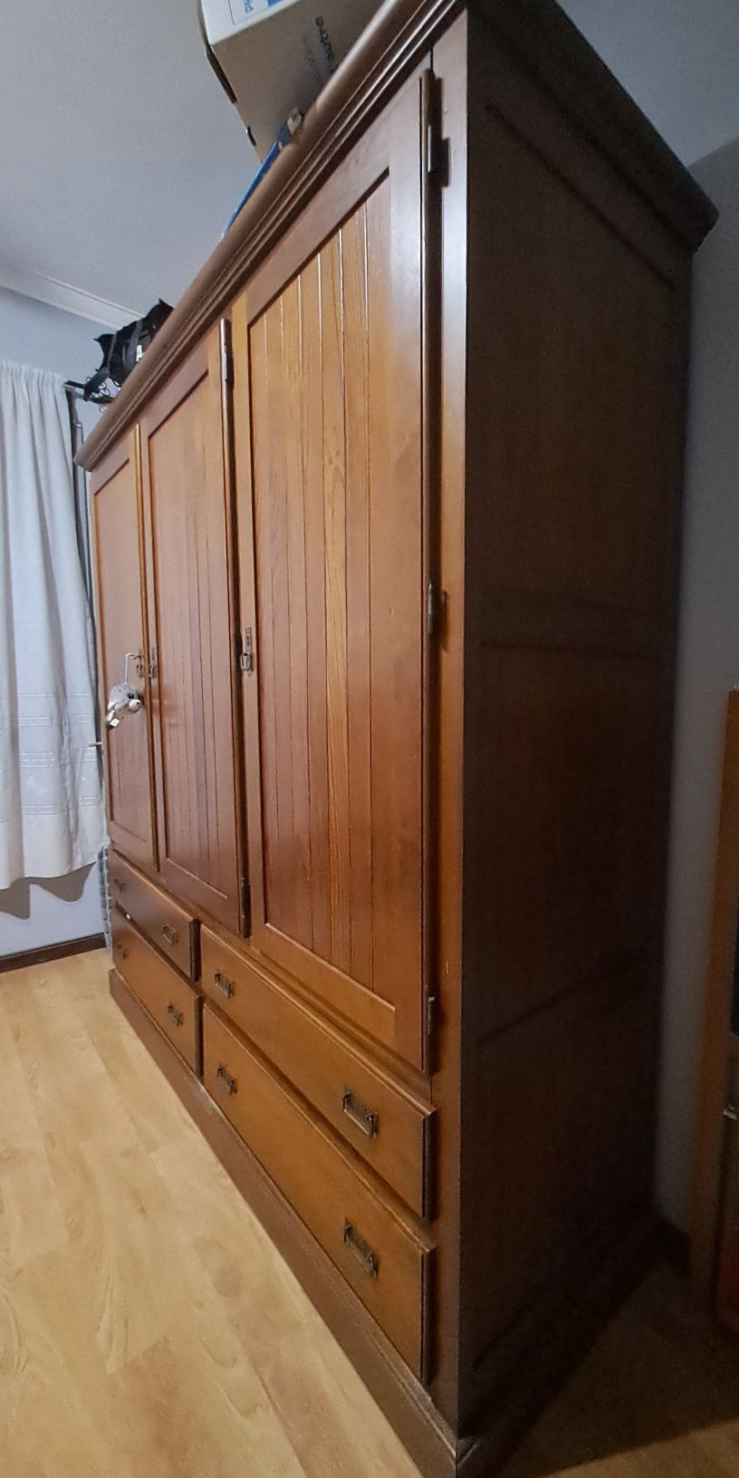 Roupeiro com 3 portas e 4 gavetas