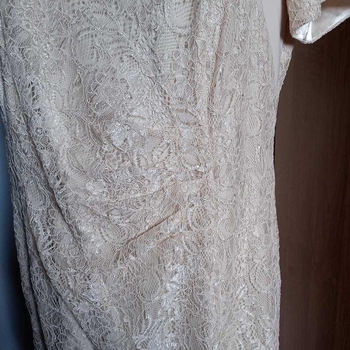 Elegancka sukienka beżowa koronka r. 46