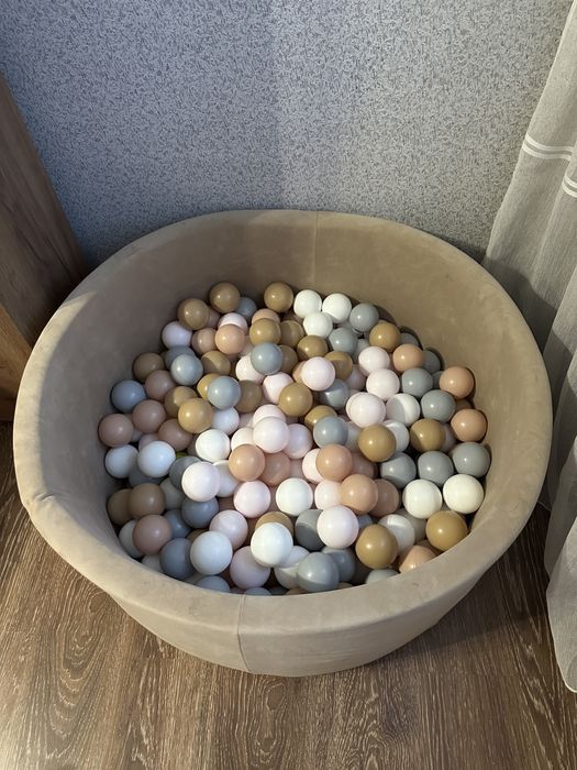 Сухий басейн з кульками