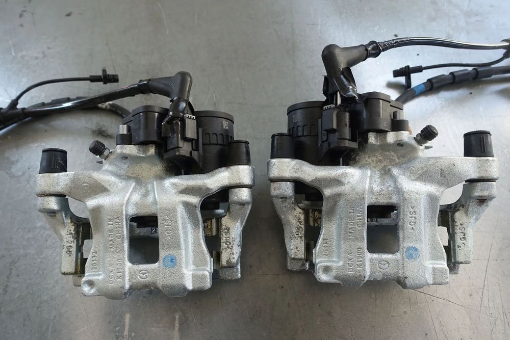 ZACISK  PRAWY TYŁ MAZDA 3 19-20r.