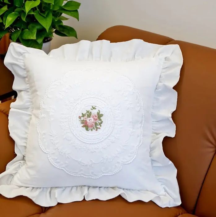 Poszewka z falbaną haftowana  czerwone piwonie 45 x 45