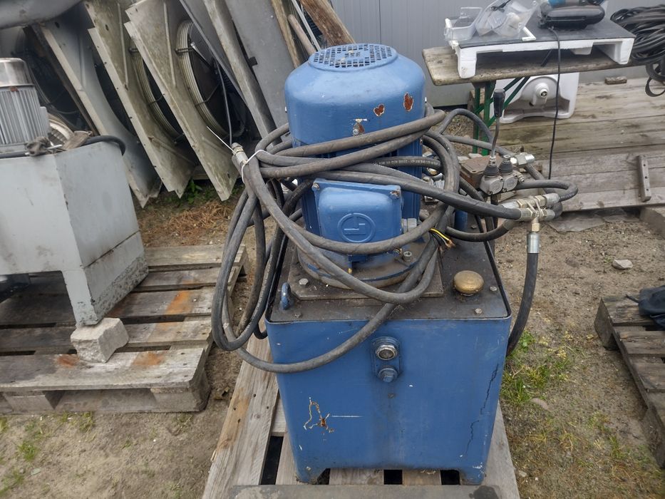 Pompa hydrauliczna, zasilacz hydrauliczny z zbiornikiem i rozdzielacze