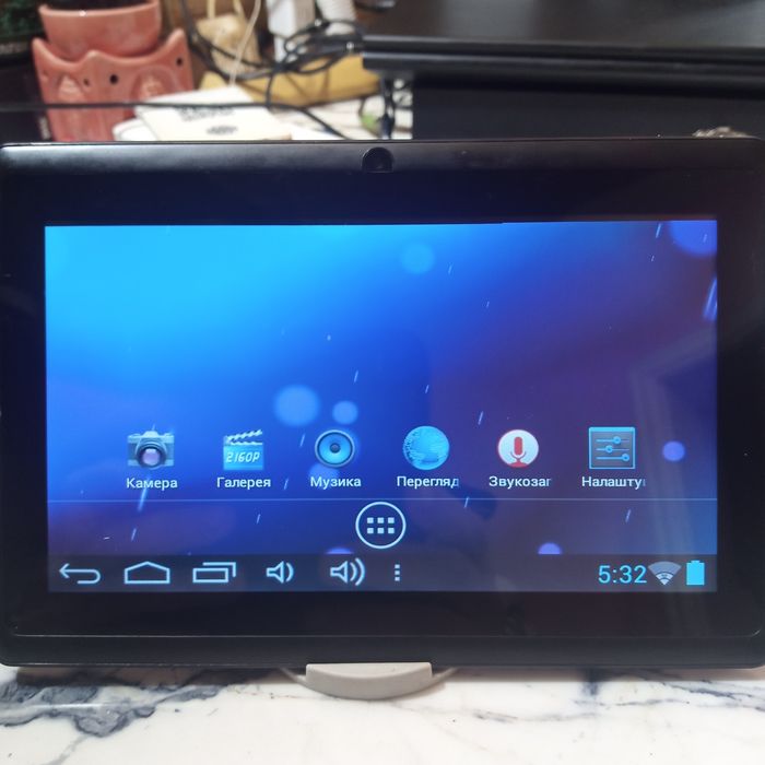 Два 7ми дюймовые планшета