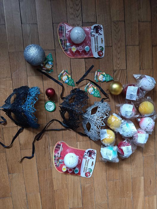 Новорічні іграшки та прикраси для ялинки