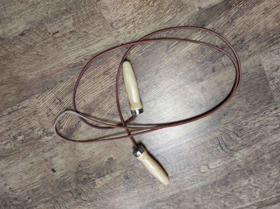 Skakanka rzemień drewniane rączki