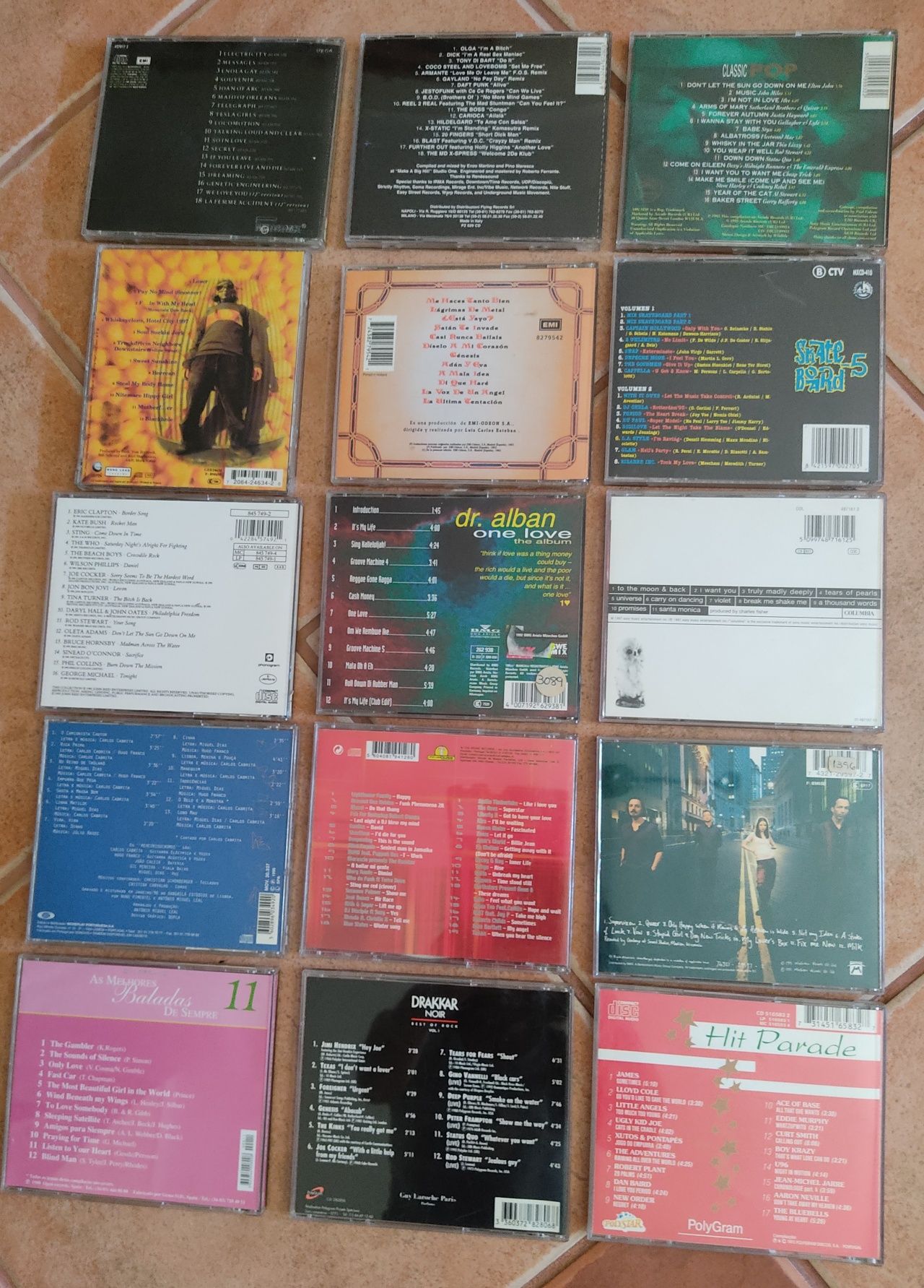 Vários CD de música.