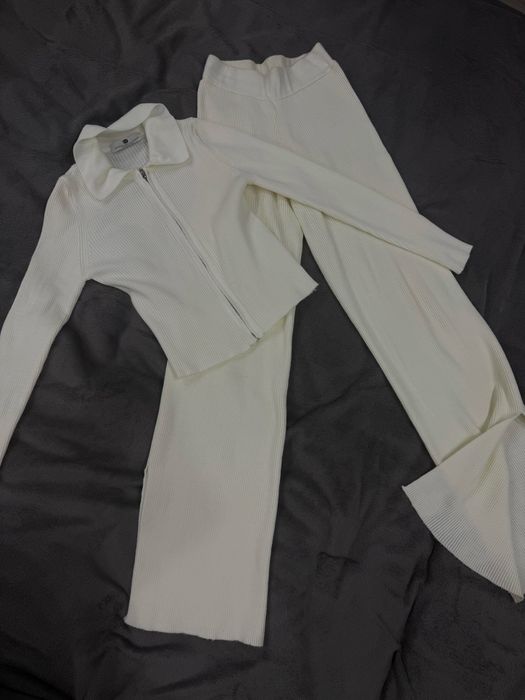 Молочний костюм бренду dress-code