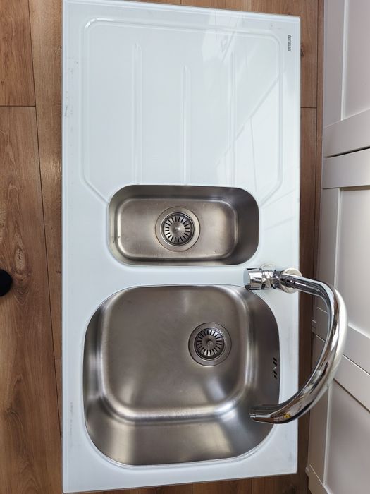 Zlewozmywak dwukomorowy z bateria