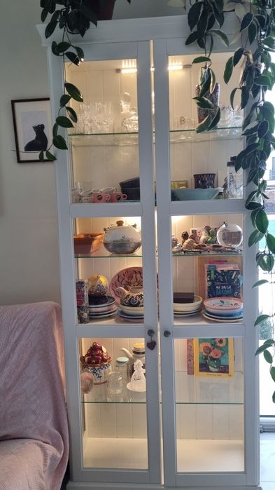 Biała witryna Ikea Liatorp