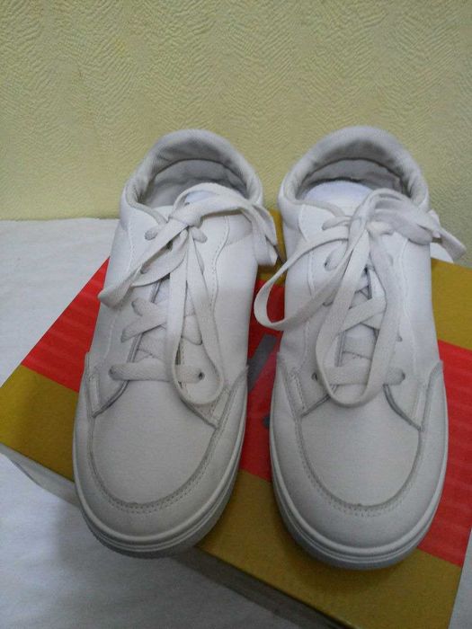 Фирменные белые кеды Stilli, состояние новых