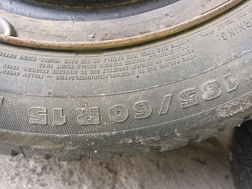 Felgi stalowe r15 renault z oponami zima i 4 kołpaki