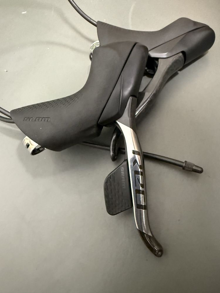 Klamki Sram Red AXS etap, hamulce