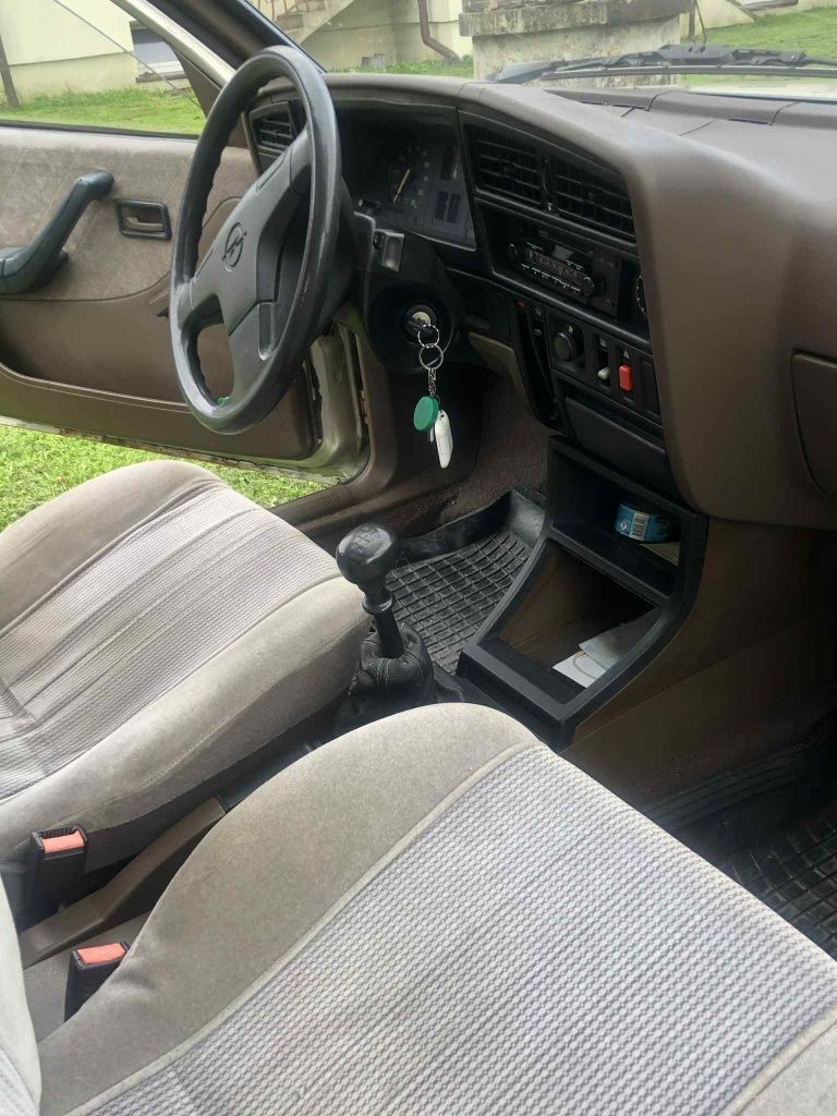 Sprzedam Opel Ascona 1.8