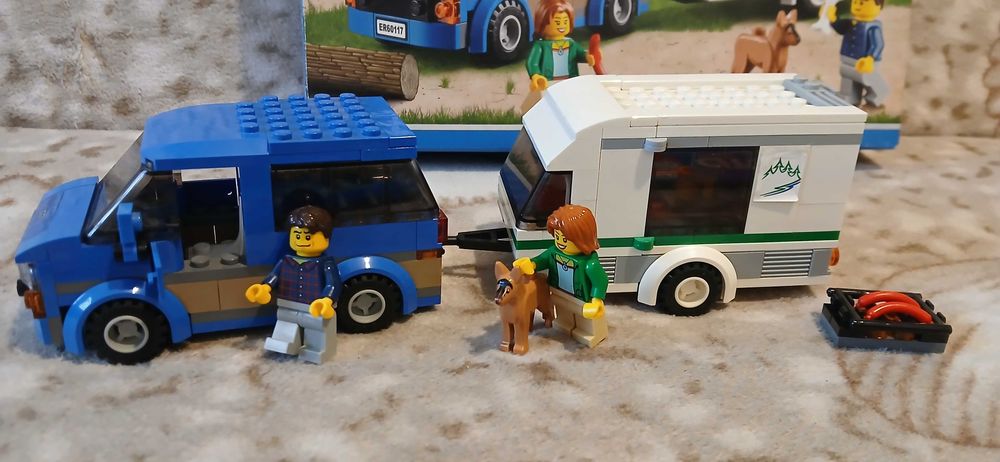 Klocki Lego City (60117) Van z przyczepą kampingową - stan jak nowy