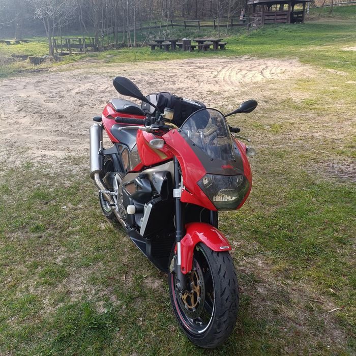 Sprzedam  Aprilia Tuono Rsv 1000  w stanie idealny