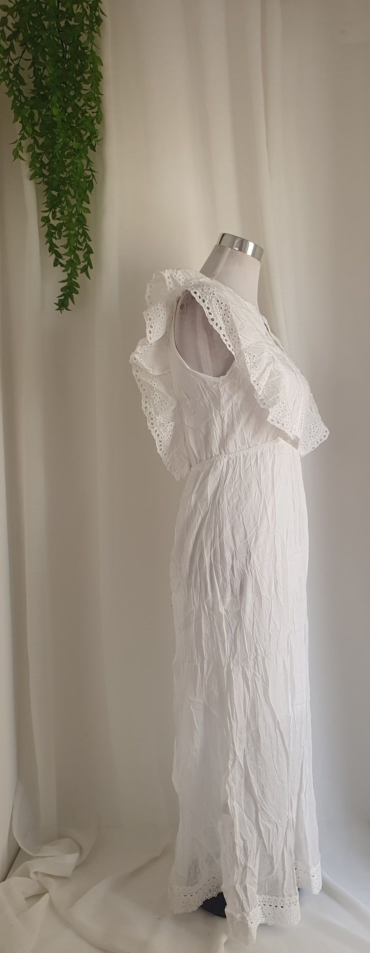 Vestido branco com bordado inglês