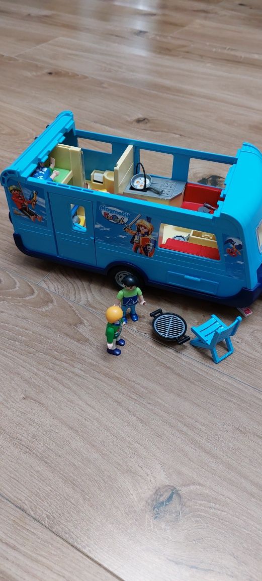 Auto z przyczepą kempingową Playmobil