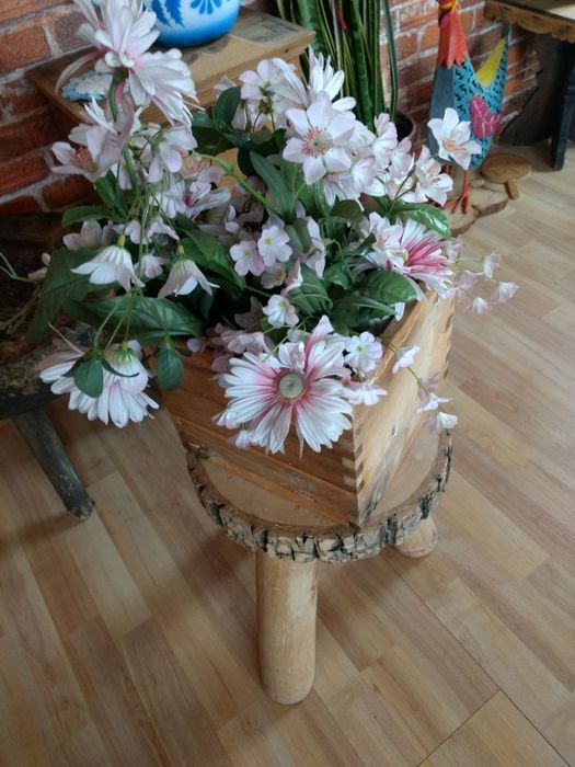 Skrzynka drewniana z kwiatkami.