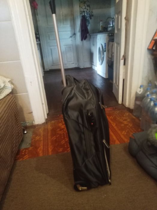 Чемодан дорожный на колёсиках