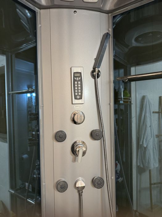 Cabine de duche com jacuzzi e musica