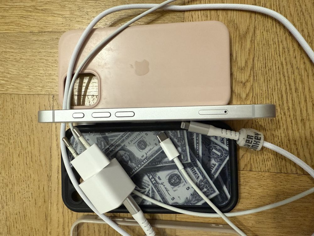 Iphone 16e 100% na gwarancji 256GB stan idealny 3 etui