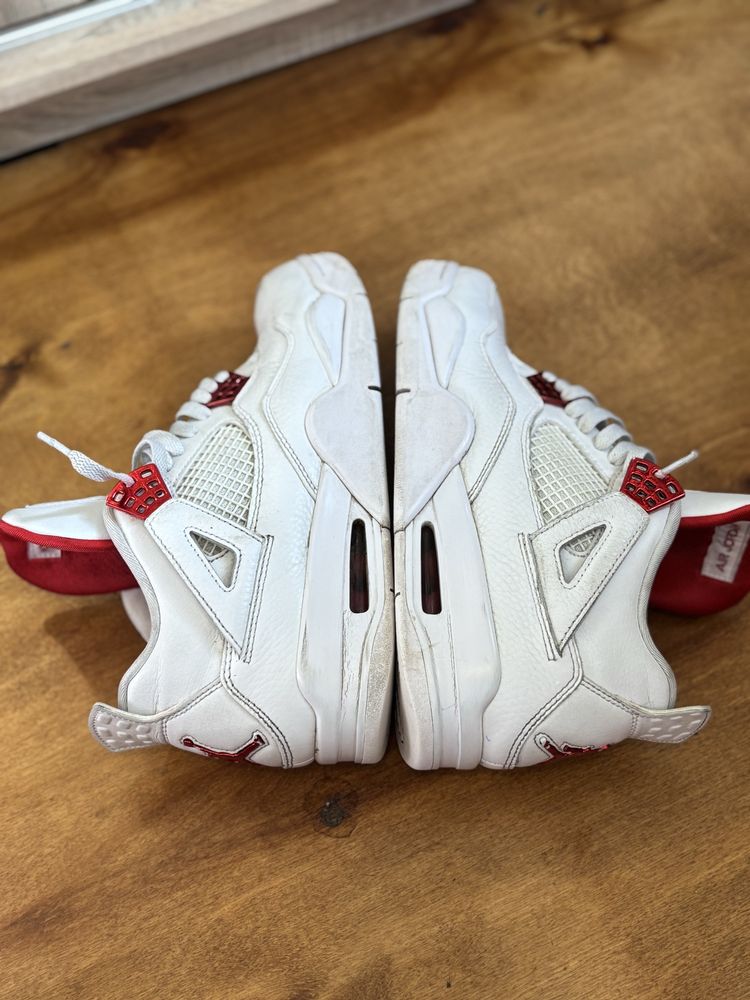 Jordan 4 metallic red