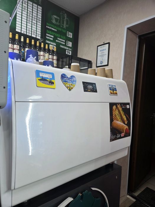 Продам кавовий апарат і б/у меблі,техніку,стелажі!