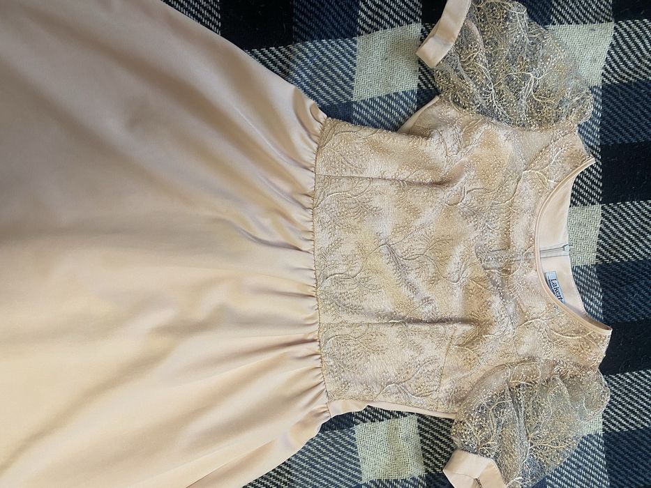 Плаття з коротким рукавом персикового кольору