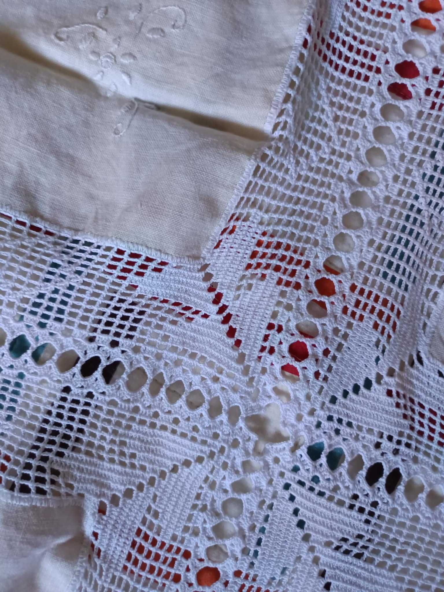 Toalha quadrada aos quadrados, em crochet e linho bordada à mão 83cm