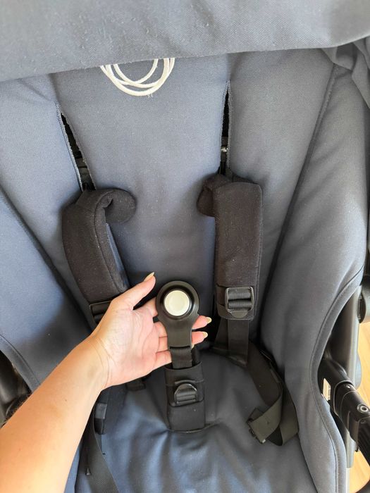 Stunning Bugaboo Fox 3 (Stormy Blue) – Includes Bassinet & Seat Unit