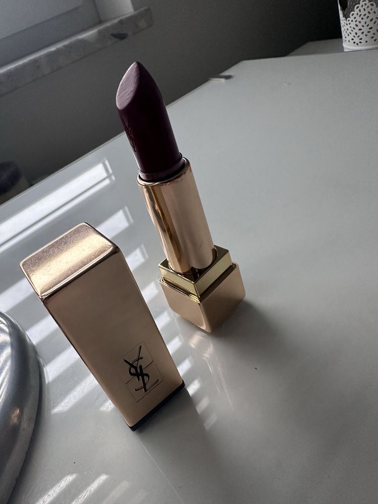 Yves Saint Laurent satynowa pomadka 72 rouge vinyle