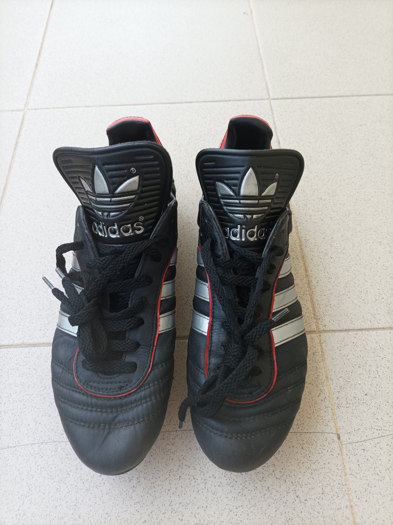 Botas de futebol vintage têm 40anos