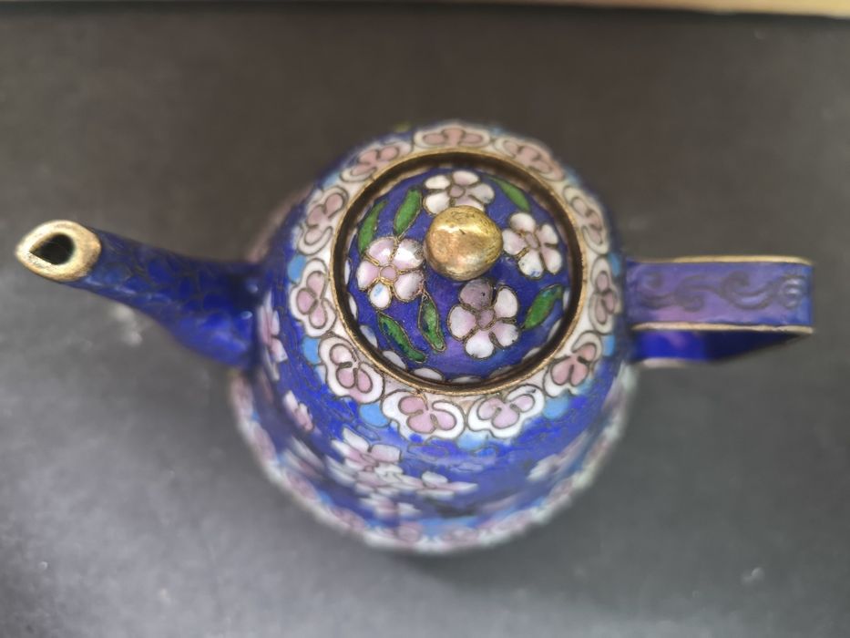 Bule de porcelana com flores.
Bule decorativo em porcelana e metal com