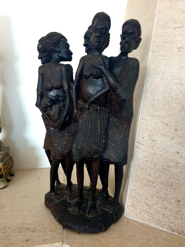 Fantástica antiga escultura de um grupo de pessoas africanas