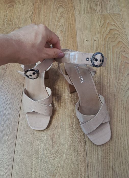 Жіночі бежеві босоніжки на підборах