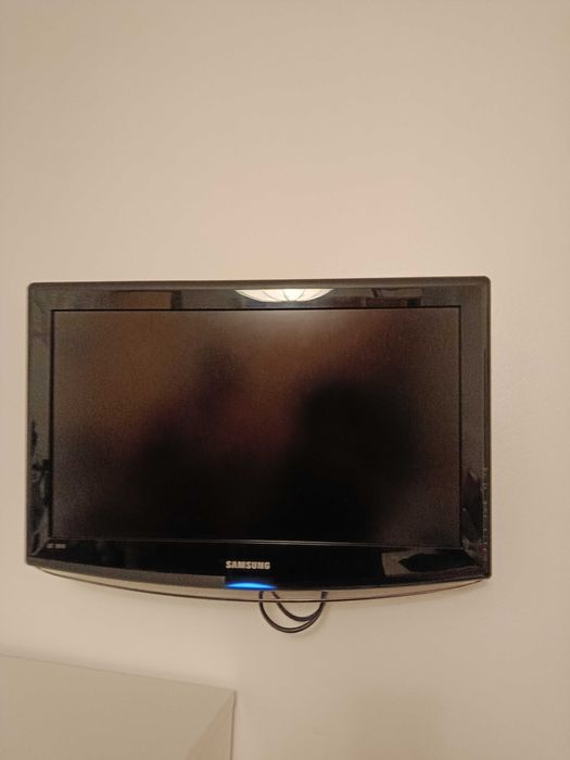 Televisão para parede de quarto ou sala .