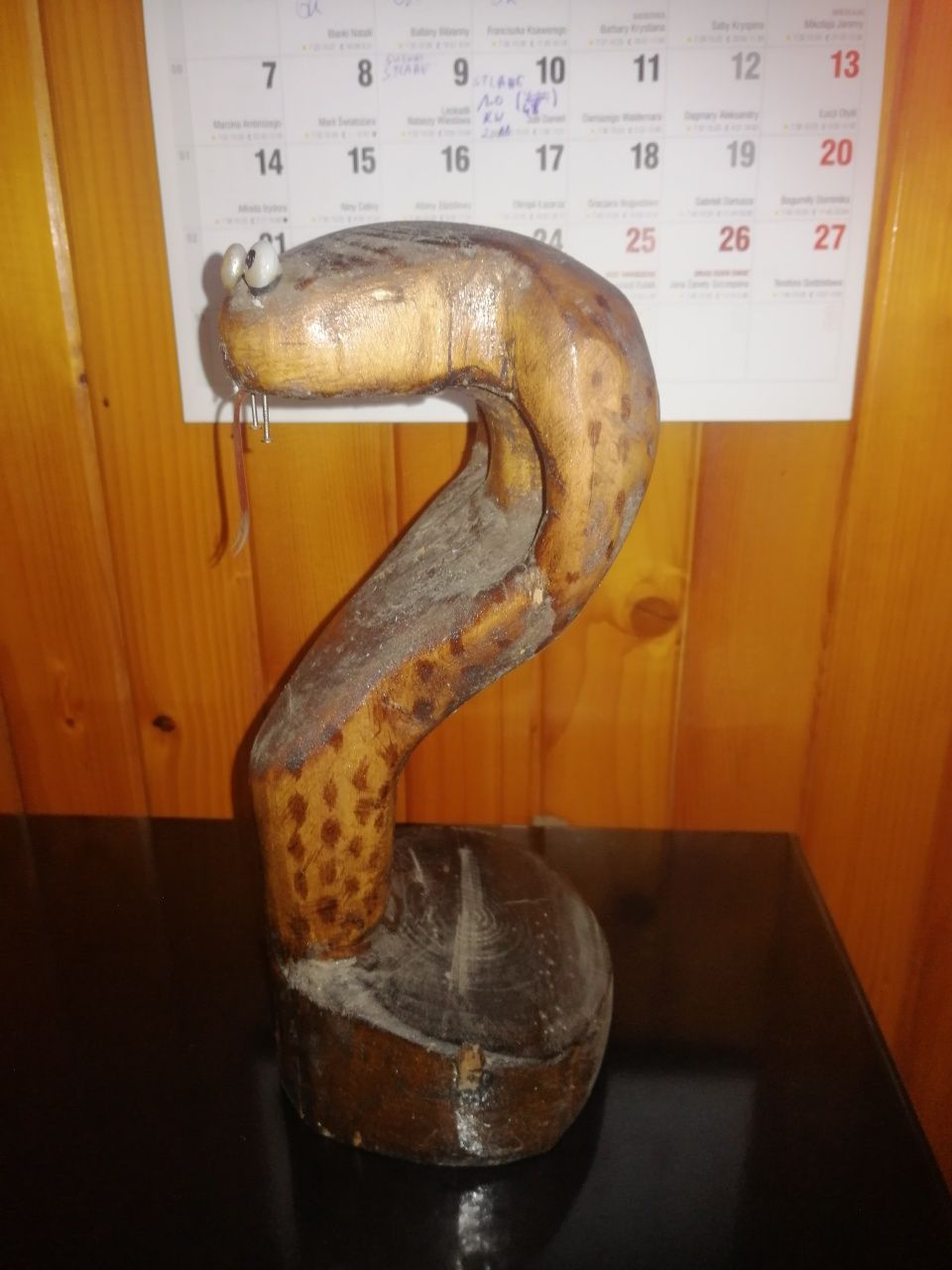 Duży wąż z drewna