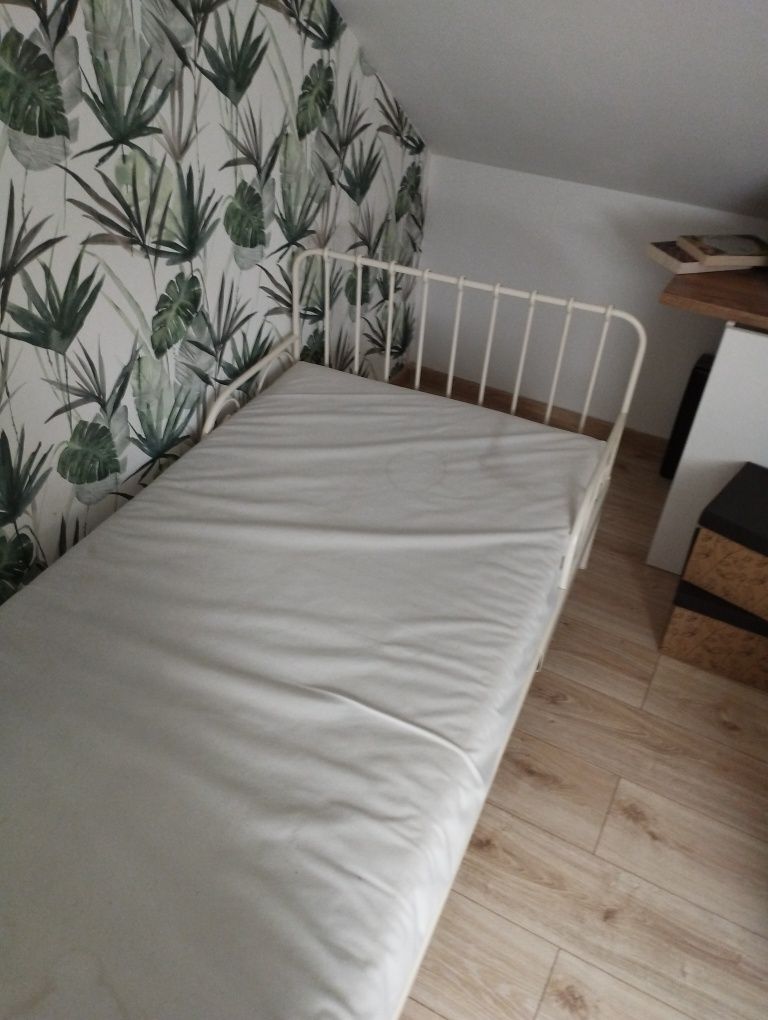 Łóżko IKEA z regulacją długości 200cm X 80 cm z materacem grubość 17cm