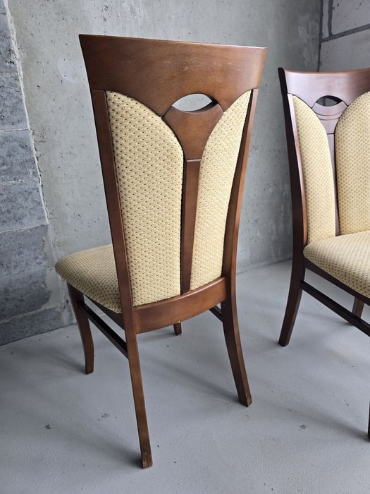 Дерев'яні кухонні стільці, з м'якою обшивкою.