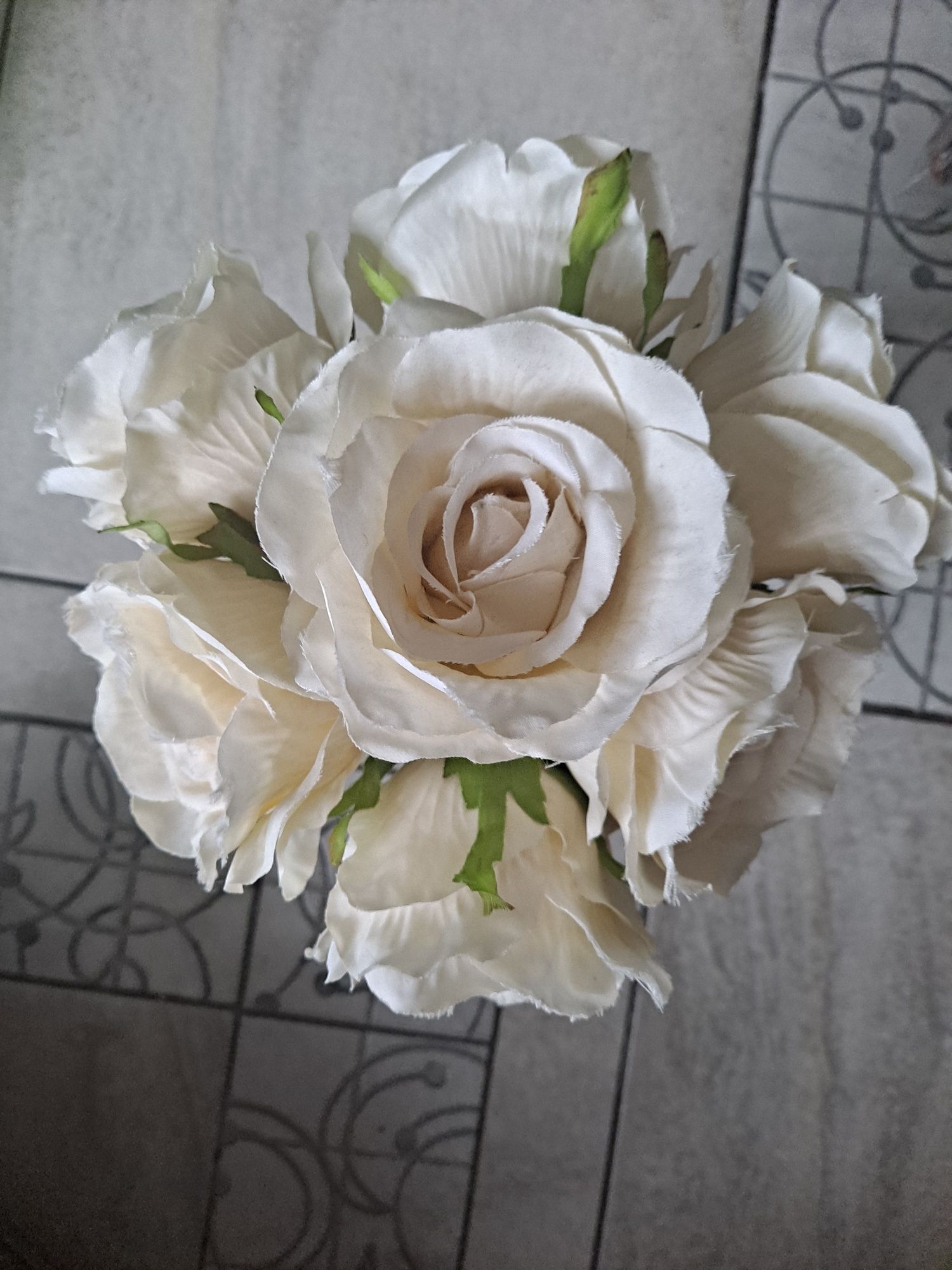 Sztuczne kwiaty białe róże + żółte 2 bukiety + gratis bialy wazon