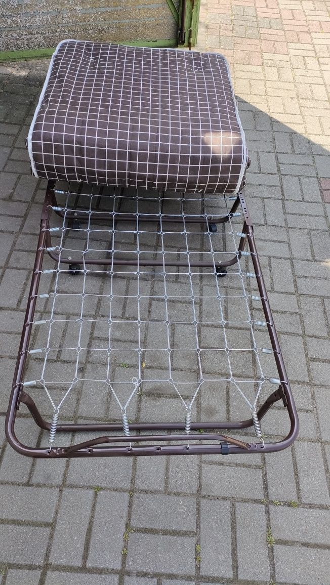 Łóżko polowe z materacem składane