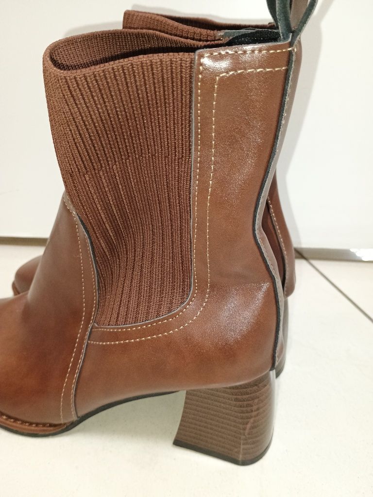 Botki wysokie carmel r 39 25,5 cm beż brąz na obcasie ze skarpetą