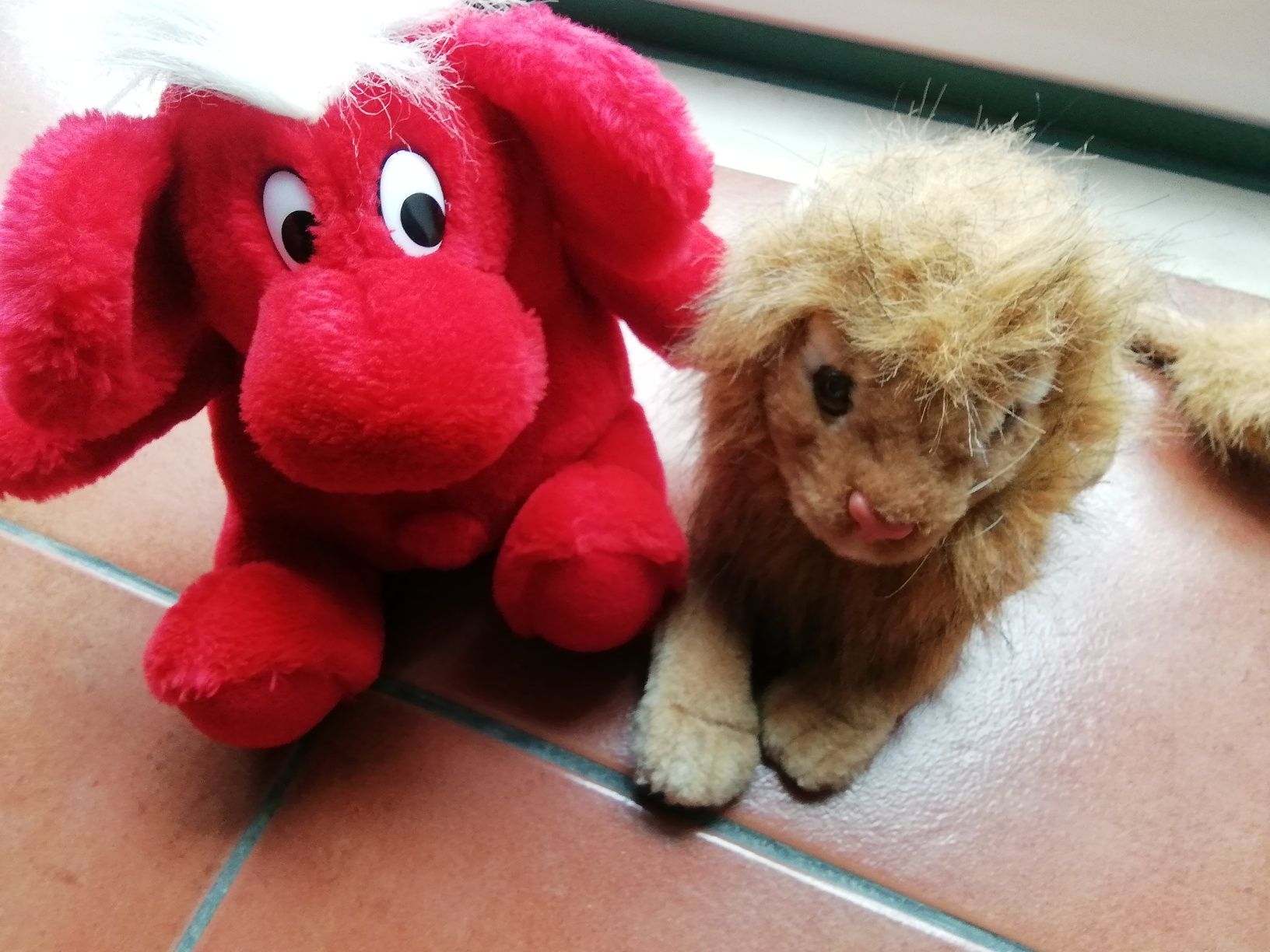 Vários Peluches, leão e elefante...